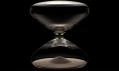 Přesýpací hodiny Ikepod Hourglass a designér Marc Newson
