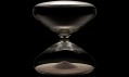 Přesýpací hodiny Ikepod Hourglass a designér Marc Newson