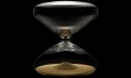 Přesýpací hodiny Ikepod Hourglass a designér Marc Newson