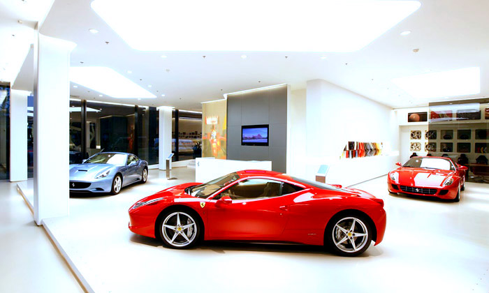 Showroom vozů Ferrari navrhovali čeští architekti