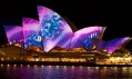 Festival světel Vivid Sydney promítá na budovu opery v projektu Lighting the Sails