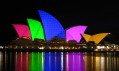 Festival světel Vivid Sydney promítá na budovu opery v projektu Lighting the Sails