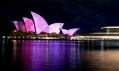 Festival světel Vivid Sydney promítá na budovu opery v projektu Lighting the Sails