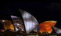 Festival světel Vivid Sydney promítá na budovu opery v projektu Lighting the Sails