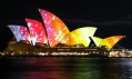 Festival světel Vivid Sydney promítá na budovu opery v projektu Lighting the Sails