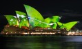 Festival světel Vivid Sydney promítá na budovu opery v projektu Lighting the Sails