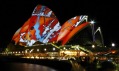 Festival světel Vivid Sydney promítá na budovu opery v projektu Lighting the Sails