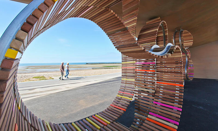 Littlehampton má na pláži nejdelší lavičku světa
