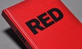Kniha o červené barvě s názvem Red
