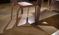 Olgoj Chorchoj a jejich gigantický stůl s židlemi v sekci Zpátky do dětství