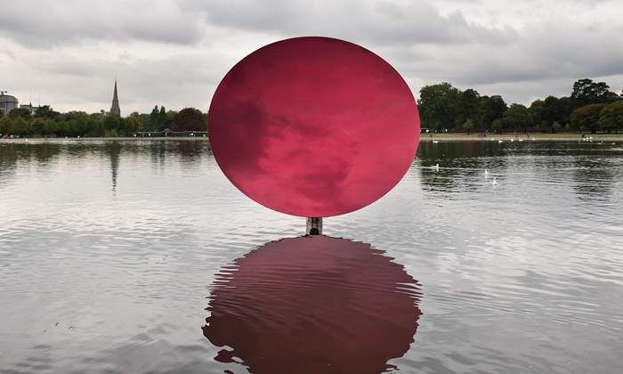 Anish Kapoor nastavuje Londýnu zrcadlové objekty