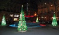 Svítící stromky z PET láhví v Paříži