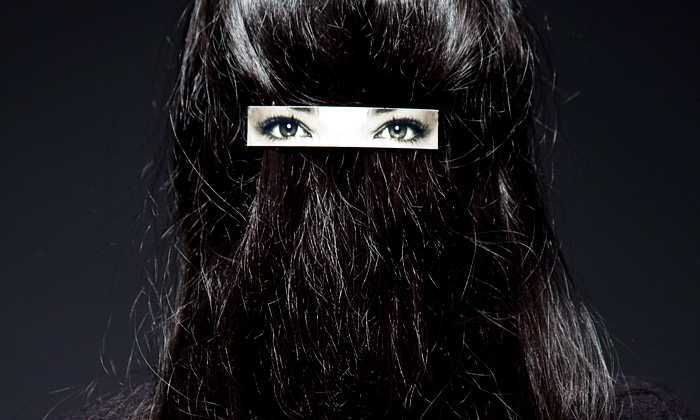 Humans Since 1982 navrhli sponu do vlasů s očima