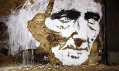 Alexandre Farto alias Vhils a ukázky jeho portrétového street artu v ulicích