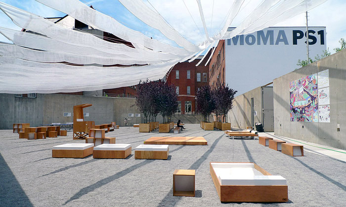 MoMA PS1 zastínila veřejné nádvoří určené relaxaci