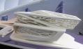 Zaha Hadid vystavující ve vlastním mobilním pavilonu v Paříži