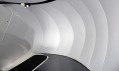 Zaha Hadid vystavující ve vlastním mobilním pavilonu v Paříži
