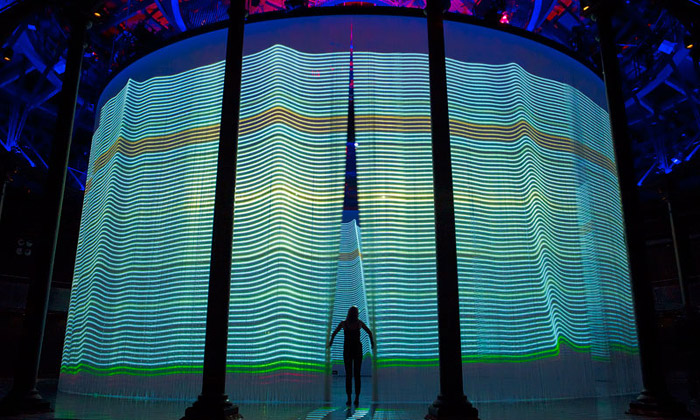 Ron Arad otevřel interaktivní pavilon Curtain Call