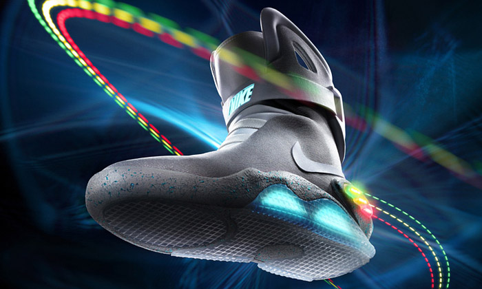 V aukci je 1 500 párů svítících bot Nike MAG 2011