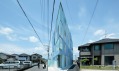 Ostrý rohový dům On The Corner v Japonsku od Eastern Design Office