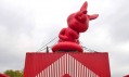 Kamion s červeným zajícem jako francouzské mobilní muzeum MuMo