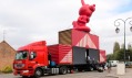 Kamion s červeným zajícem jako francouzské mobilní muzeum MuMo