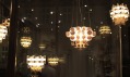 Světla z kolekce Neo3 ve výloze obchodu Kubista v Praze