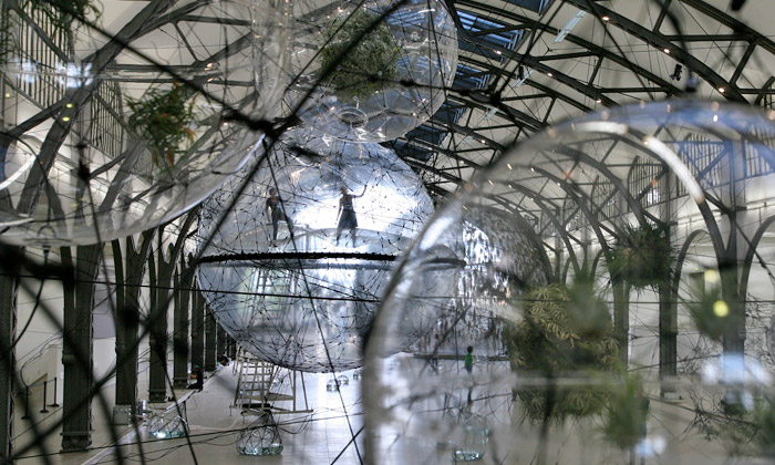 Tomás Saraceno vystavuje v Berlíně město z bublin