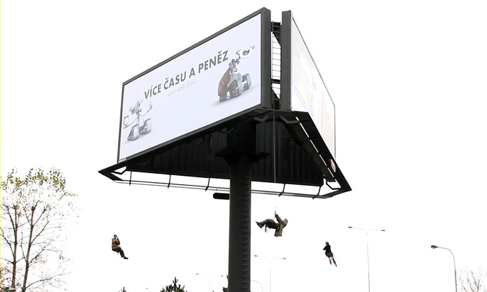 Tři umělci si udělali z billboardu v Praze kolotoč