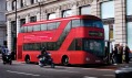 Londýnský autobus New Routemaster za provozu na vizualizaci