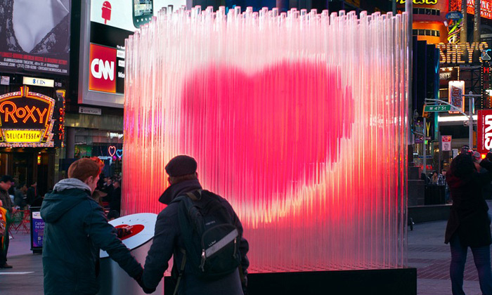 BIG rozsvítili na Times Square velké skleněné srdce