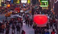 Valentýnské skleněné srdce s LED světly na Times Square od BIG