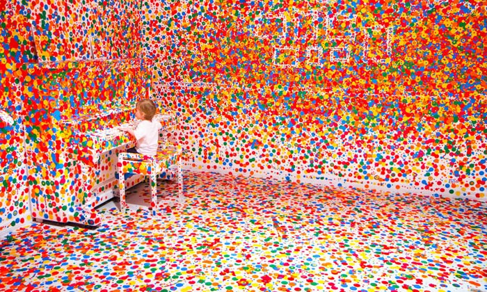 Kusama vystavuje bílý pokoj pokrytý puntíky od lidí