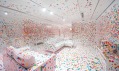 Yayoi Kusama a její pokoj The Obliteration Room v Queensland Art Gallery