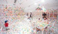 Yayoi Kusama a její pokoj The Obliteration Room v Queensland Art Gallery