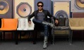 Lenny Kravitz ve své židli Mademoiselle pro Kartell