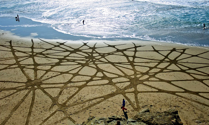Andres Amador vytváří obrovské obrazce v písku