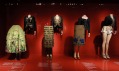 Záběry z výstavy Schiaparelli and Prada: Impossible Conversations