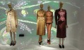 Záběry z výstavy Schiaparelli and Prada: Impossible Conversations