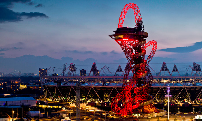 Věž ArcelorMittal Orbit atrakcí olympijského parku