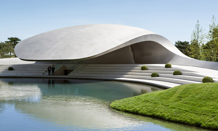 Autostadt obohacen o zakřivený pavilon Porsche