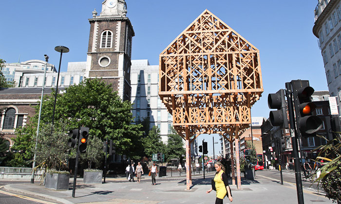 Studio Weave postavilo v Londýně dřevěný palác