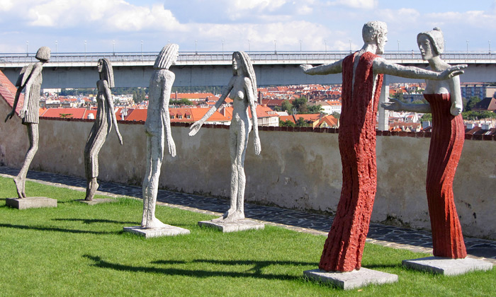 Olbram Zoubek vystavuje sochy v zahradě Bastionu