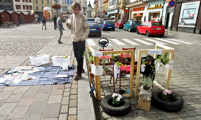 Parking Day v Plzni zcela proměnil parkovací místa