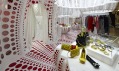 Butik značky Louis Vuitton se zbožím od Yayoi Kusama v Selfridges