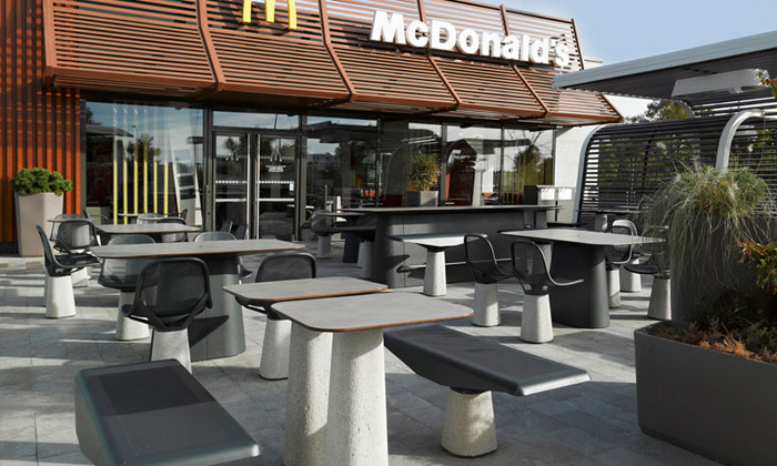 McDonald’s přechází na speciální venkovní nábytek