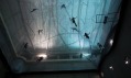 Tomás Saraceno a jeho instalace On Space Time Foam v Miláně