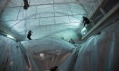 Tomás Saraceno a jeho instalace On Space Time Foam v Miláně