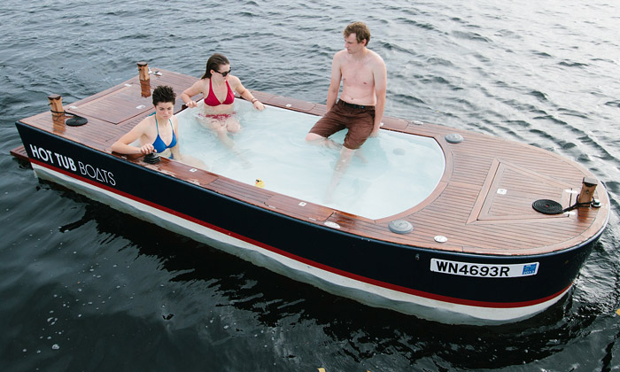 Hot Tub Boat je loď vybavená stále horkou lázní