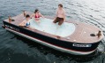 Horkou lázní vybavená a joystickem ovládaná loď Hot Tub Boat